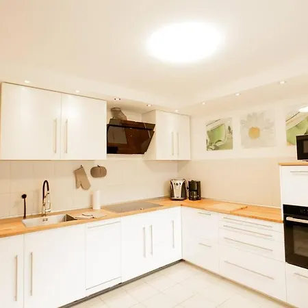 Bonquartier - House 5br - Garden - Forest - Road Connection בית נופש זיגבורג