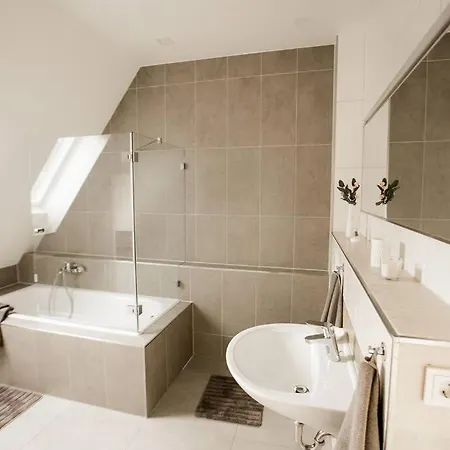 Bonquartier - House 5br - Garden - Forest - Road Connection בית נופש *